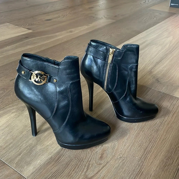 Michael Kors Wyatt Ankle Boots Black Leather Size 8.5 - Picture 1 of 11